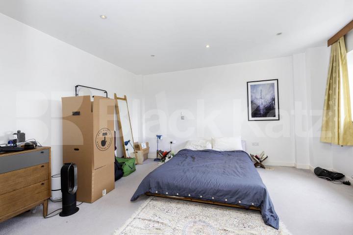 Luxury modern development with two bathrooms huge lounge & two double bedrooms Canal Boulevard, Camden